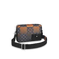 LV-M31069 루이비통 화이트 타이가라마 알파 메신저 24cm