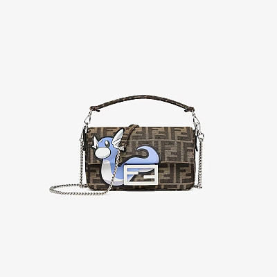 FENDI-8BS017 펜디x프라그먼트x포켓몬 FF 패브릭 미니 바게트 백 20cm