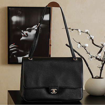 [스페셜오더]CHANEL-AS6133 샤넬 2026 봄-여름 프리-컬렉션 프레피 코코 가죽 스트랩 클러치 라지 숄더백 블랙