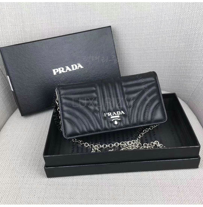 prada2-1214-001.jpg